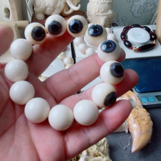 蓝眼睛卡1.8手串白