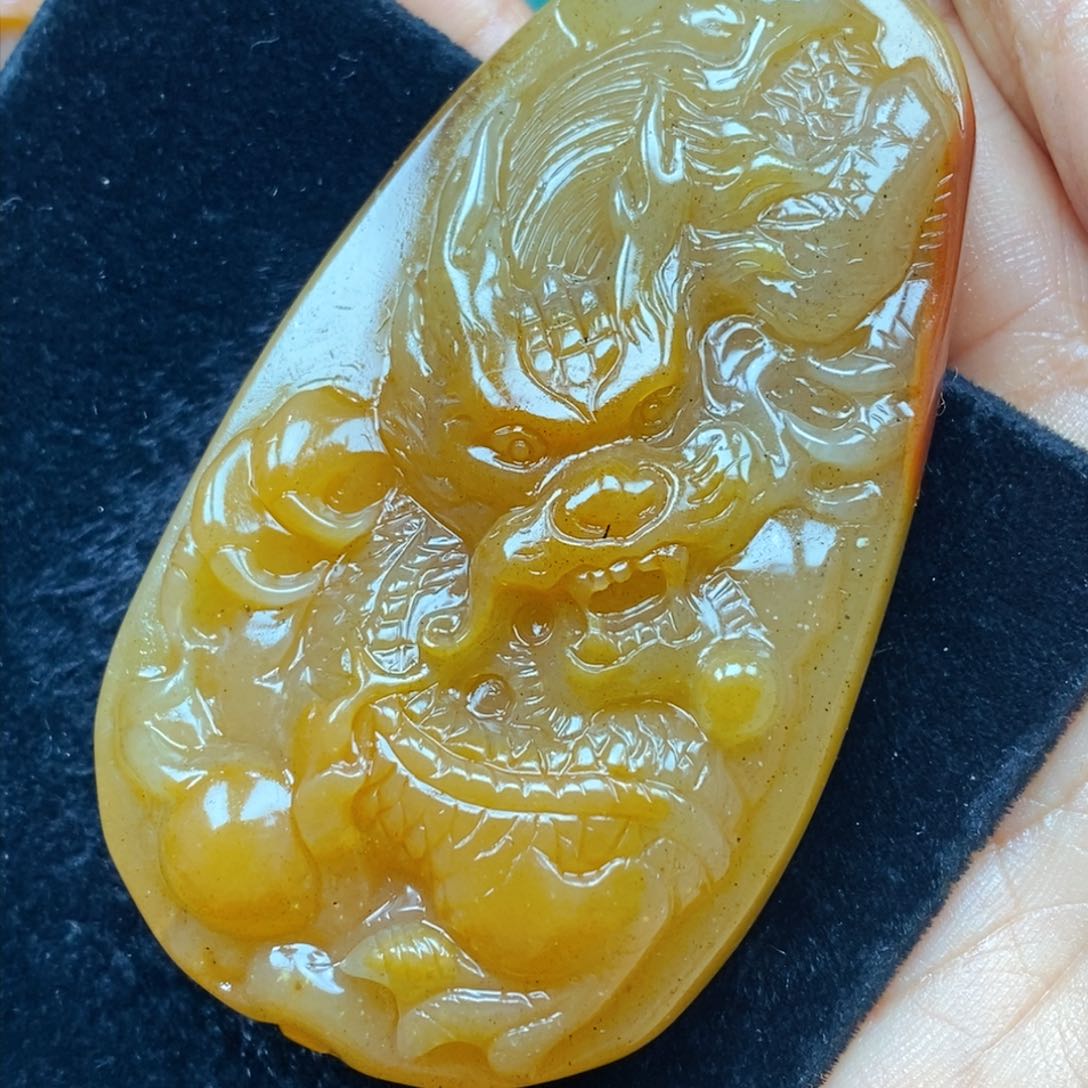 未镶嵌石英质玉（黄龙玉）颈饰