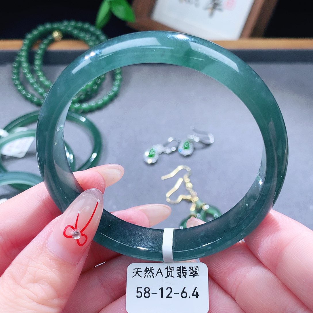 翡翠未镶嵌手镯（圆镯）