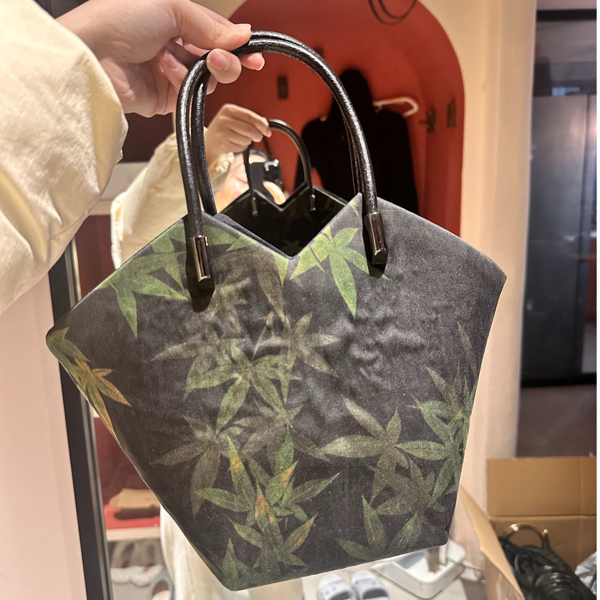 考槃制衣中国风中式服装黑底竹影手拎菜篮子