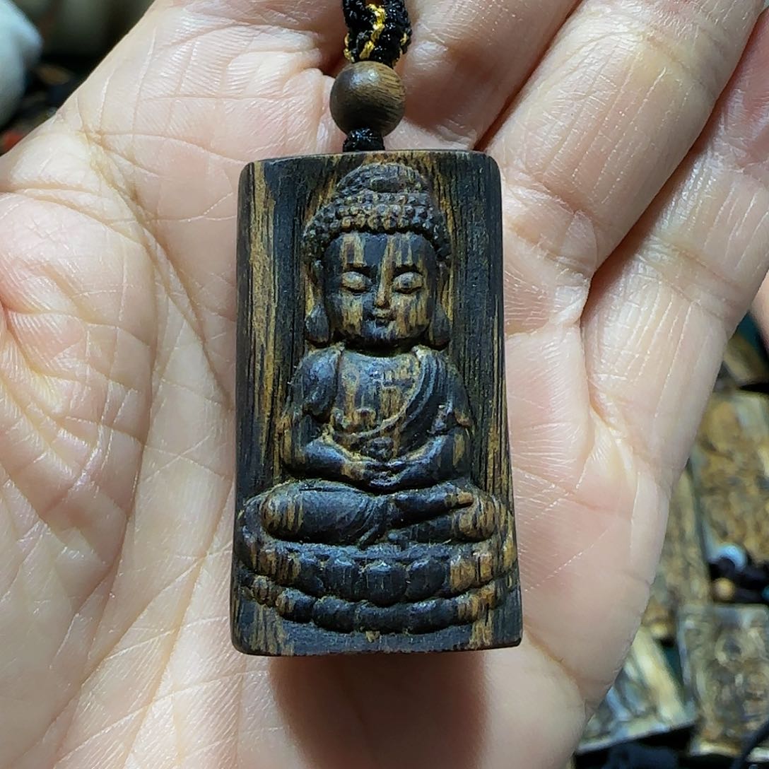 沉香吊坠海南绿奇树心油老料雕刻宝宝佛带绳9克