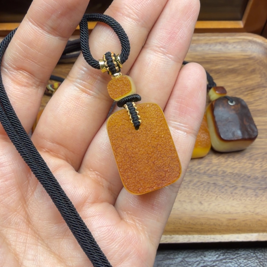 琥珀未镶嵌吊坠(赠链)