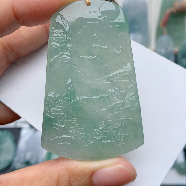 翡翠未镶嵌颈饰山水