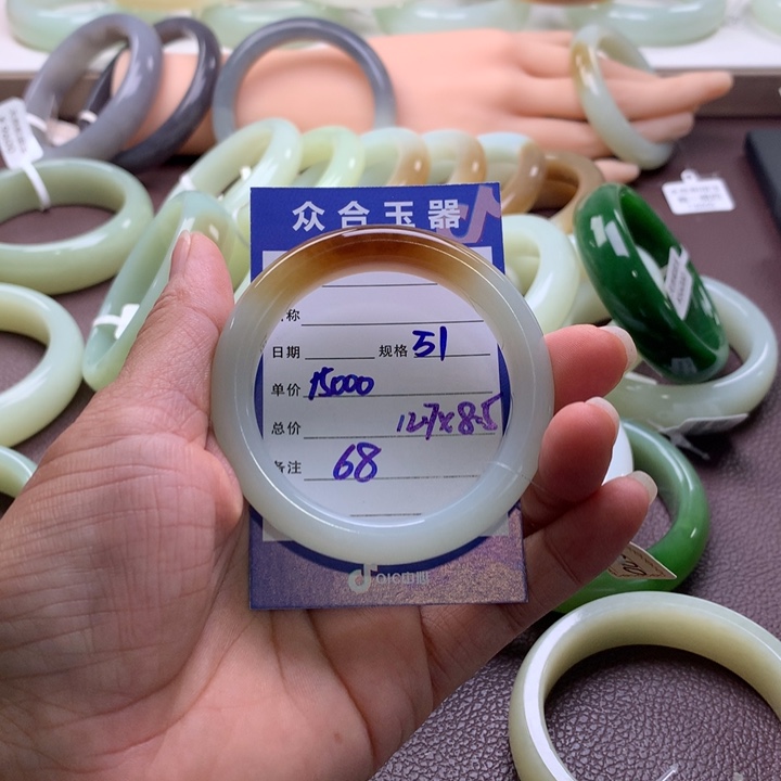 妮***.和田玉未镶嵌手镯