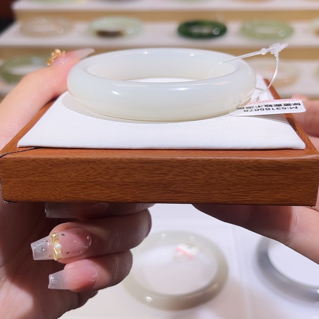 和田玉未镶嵌手镯且末白