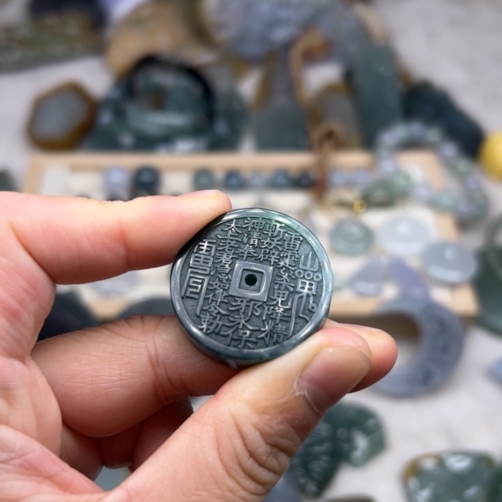 翡翠颈饰未镶嵌毛料