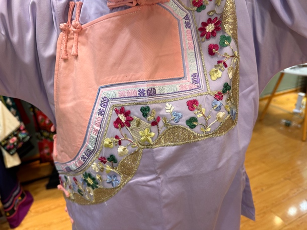 紫色棉布，胸前小花