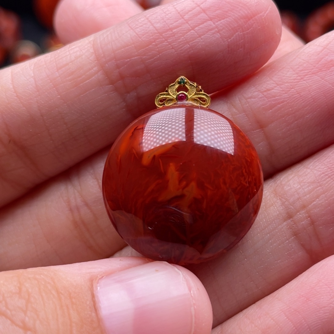 南红玛瑙18K金镶嵌珠宝奇石圆牌吊坠