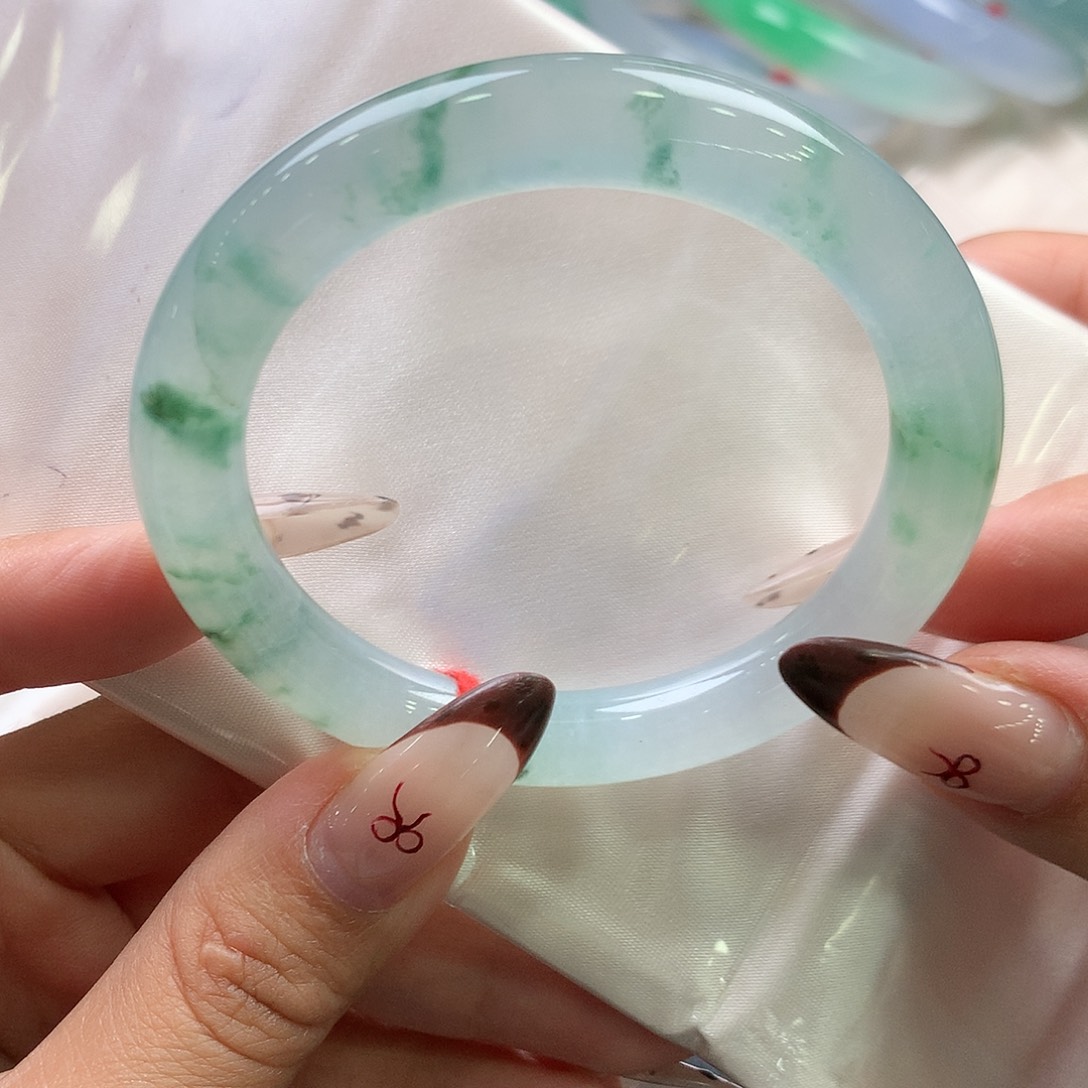 翡翠未镶嵌手镯（圆镯）