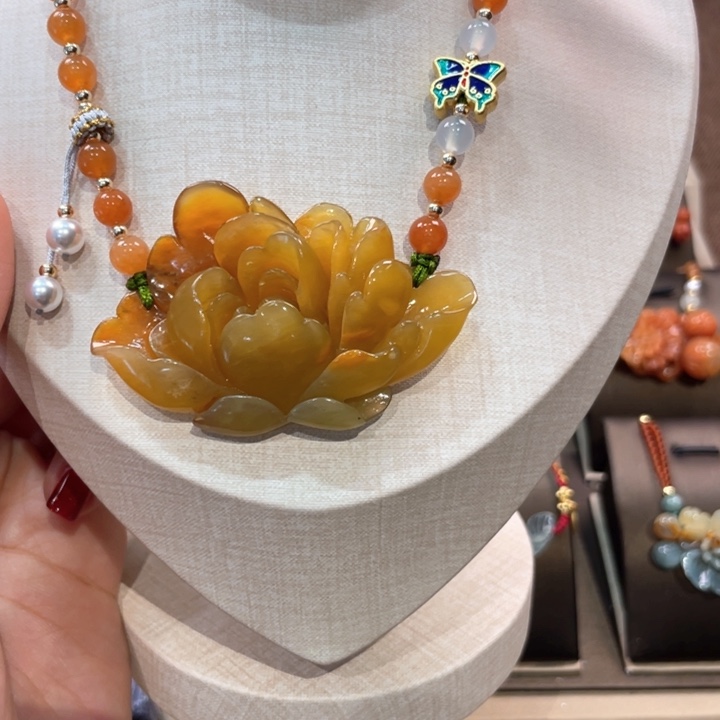 蛇纹石玉颈饰未镶嵌