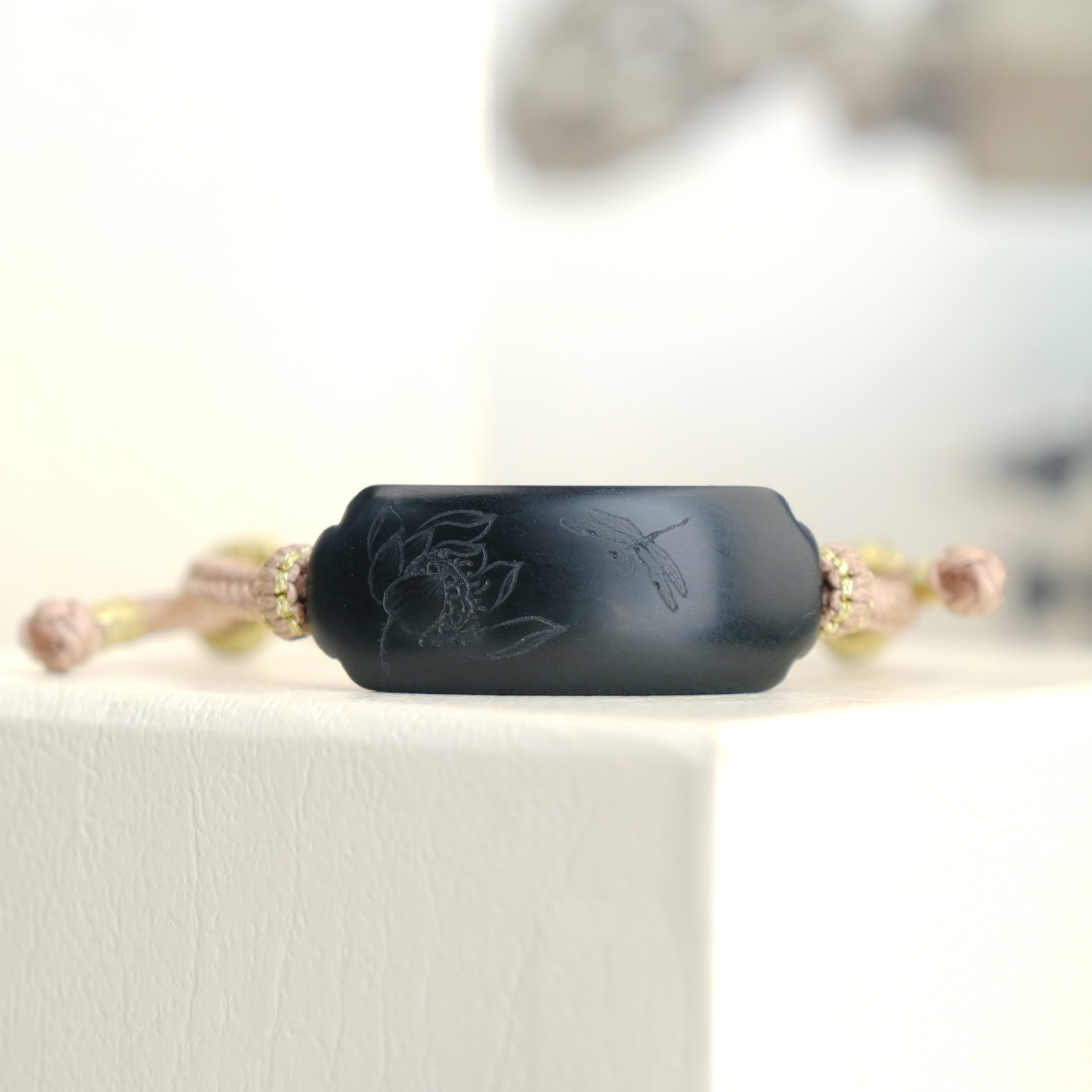 天然和田玉手牌墨玉苏工雕刻阴雕搭配手编绳