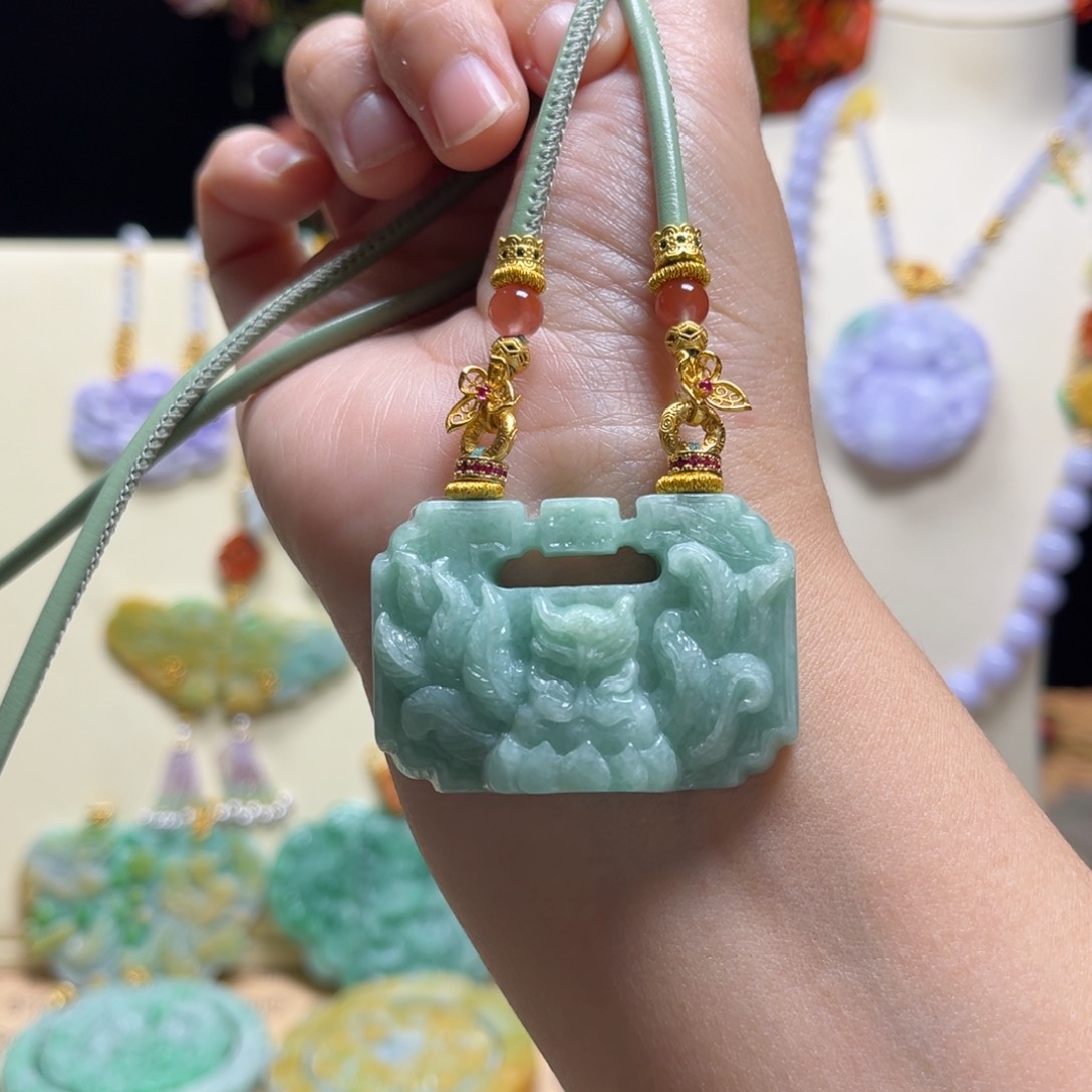 翡翠颈饰未镶嵌狐仙