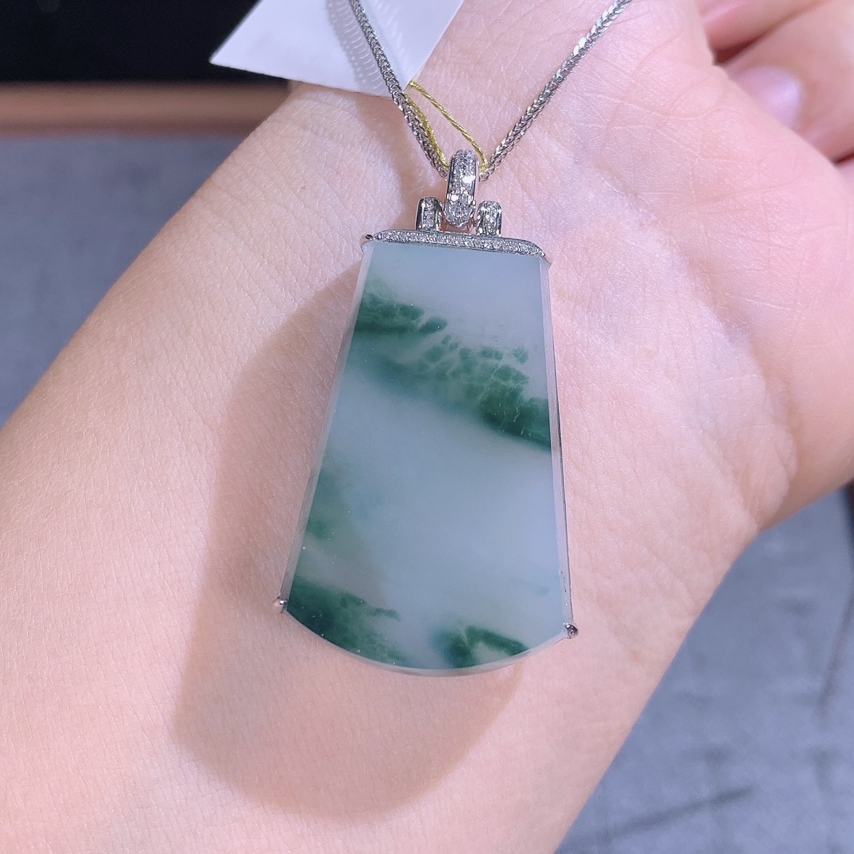 缅甸天然A货翡翠镶嵌18k金老坑料糯冰种飘花无事牌吊坠43×24.5×7