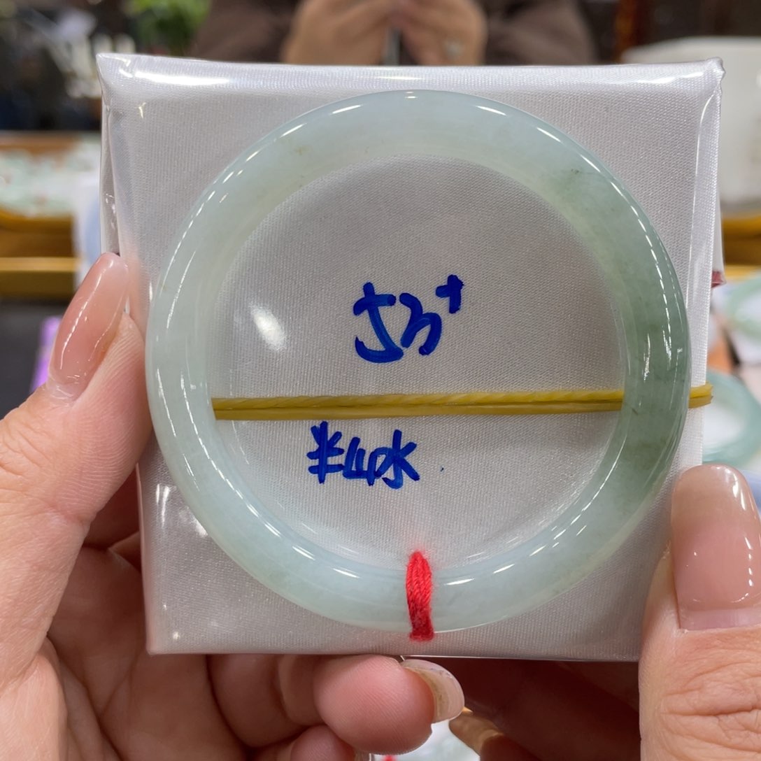 翡翠手镯未镶嵌翡翠