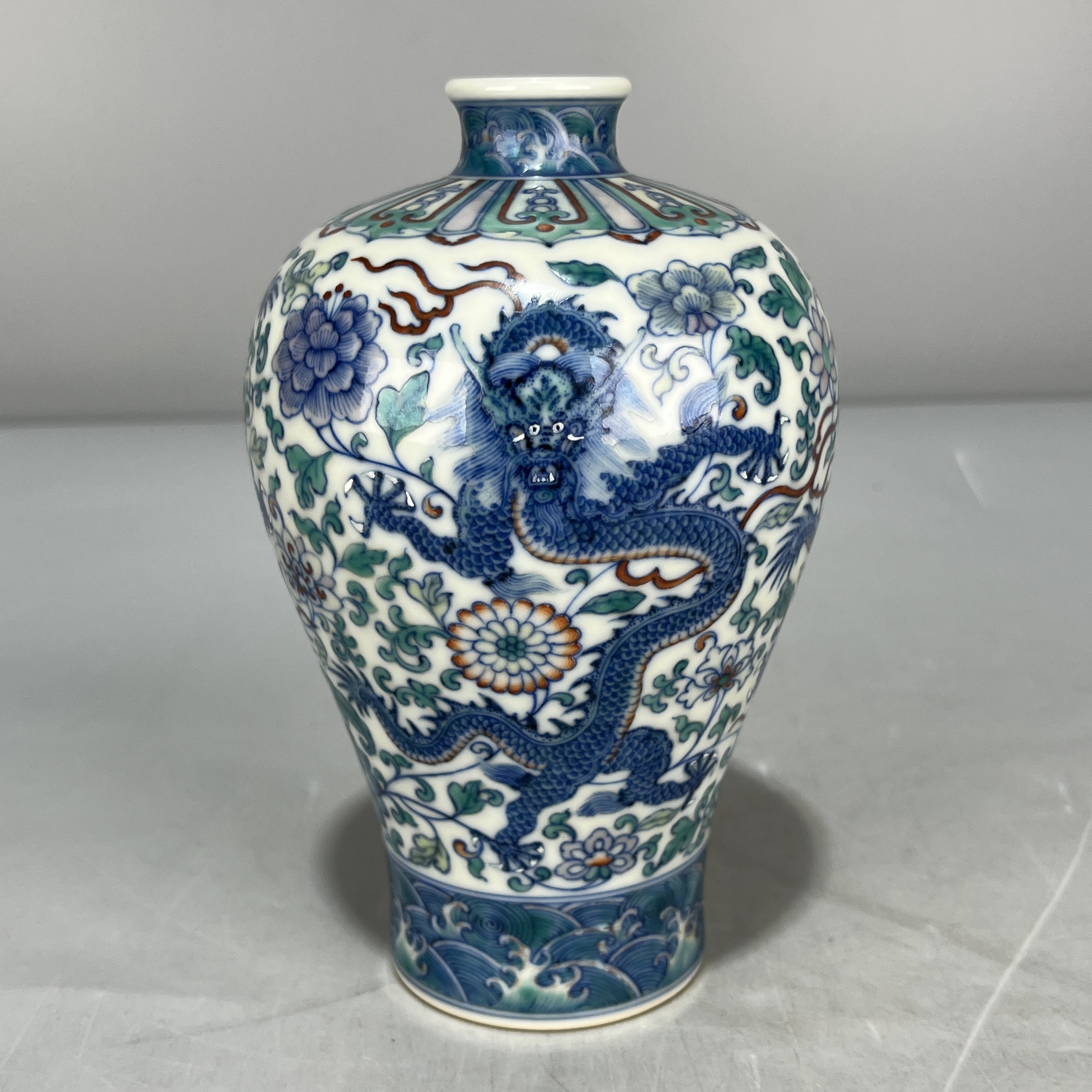 当代仿制 仿古大清乾隆年制青花斗彩穿枝花卉龙纹梅瓶