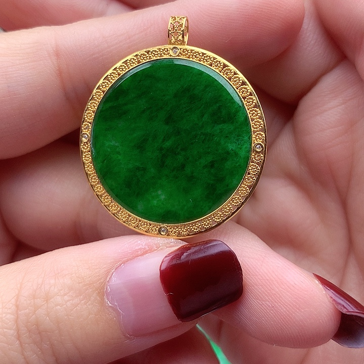 翡翠颈饰18K金镶嵌翡翠