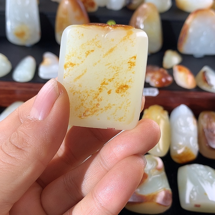 三***哥和田玉未镶嵌颈饰三面洒金皮神通广大