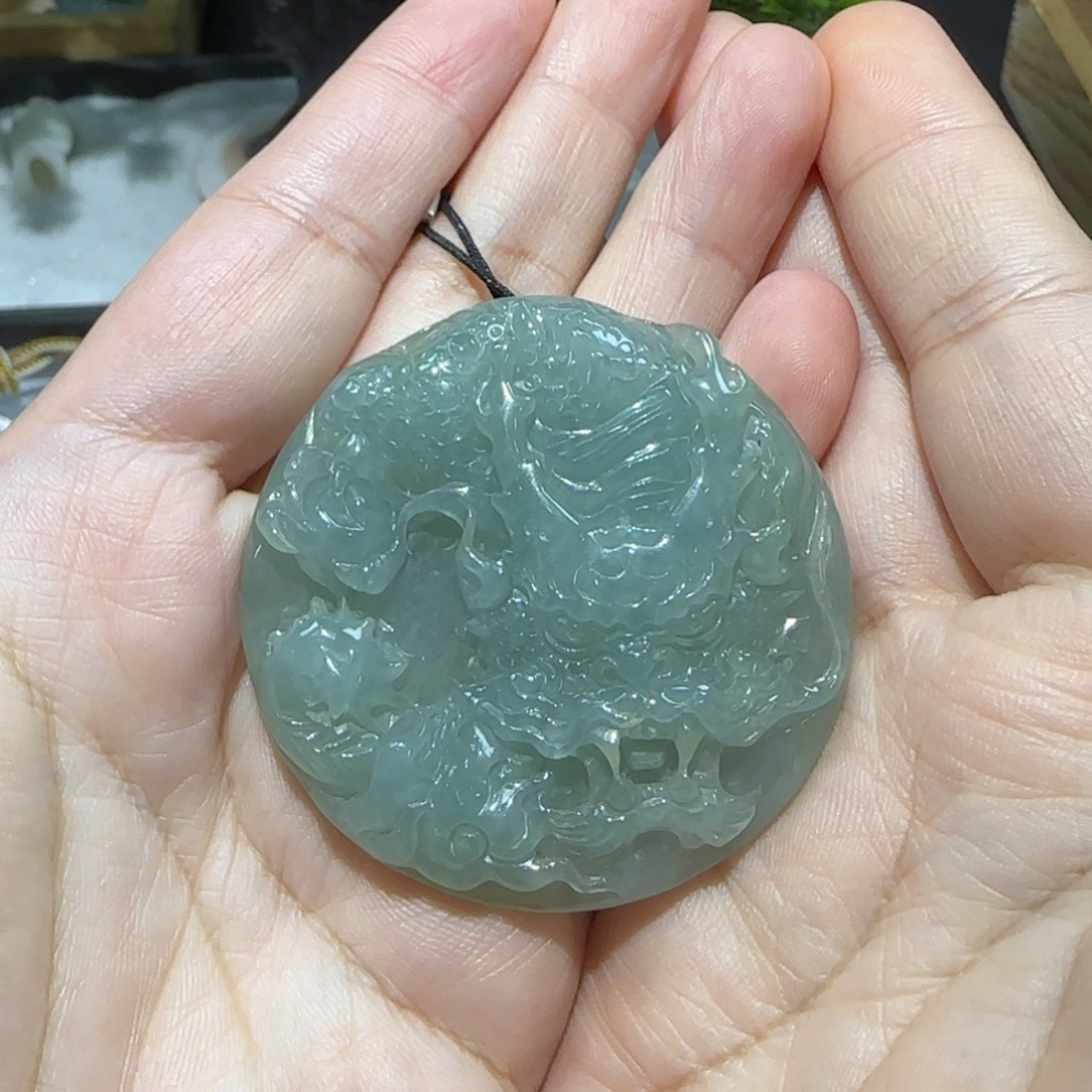 颈饰未镶嵌翡翠。。