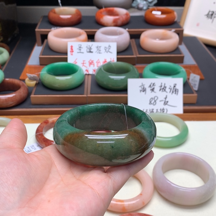 爱***奶石英质玉（非洲翠）合金佘太翠