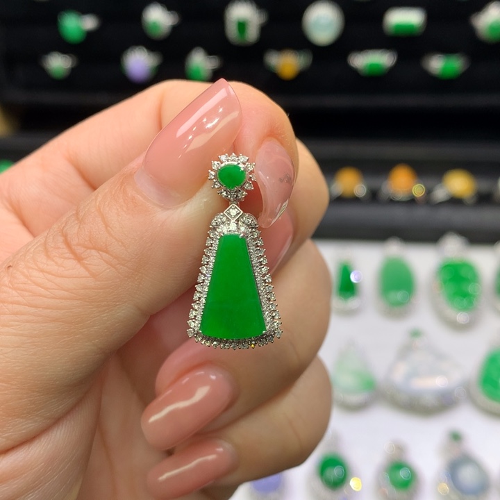 翡翠吊坠(不含链)18K金镶嵌月**?