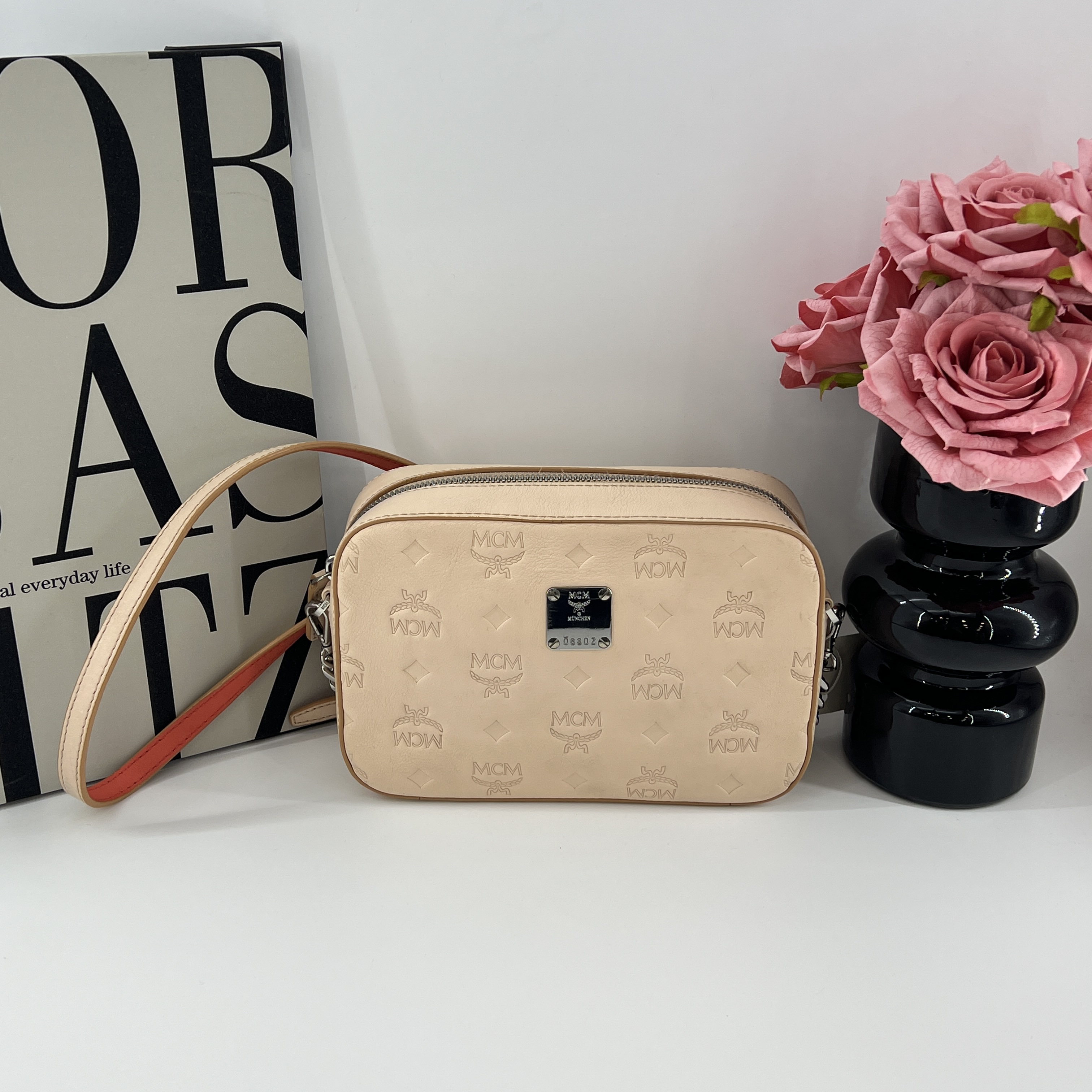95新 MCM 8343/浅粉全皮老花压印斜挎相机包