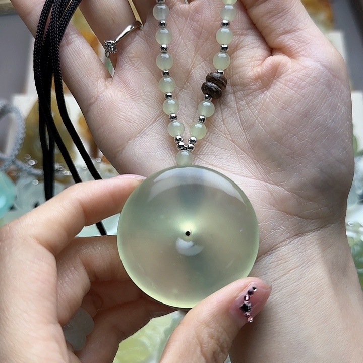 蛇纹石玉颈饰未镶嵌