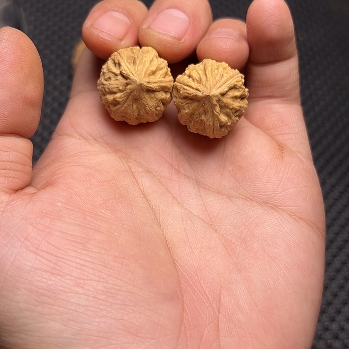 文玩核桃吊坠三棱