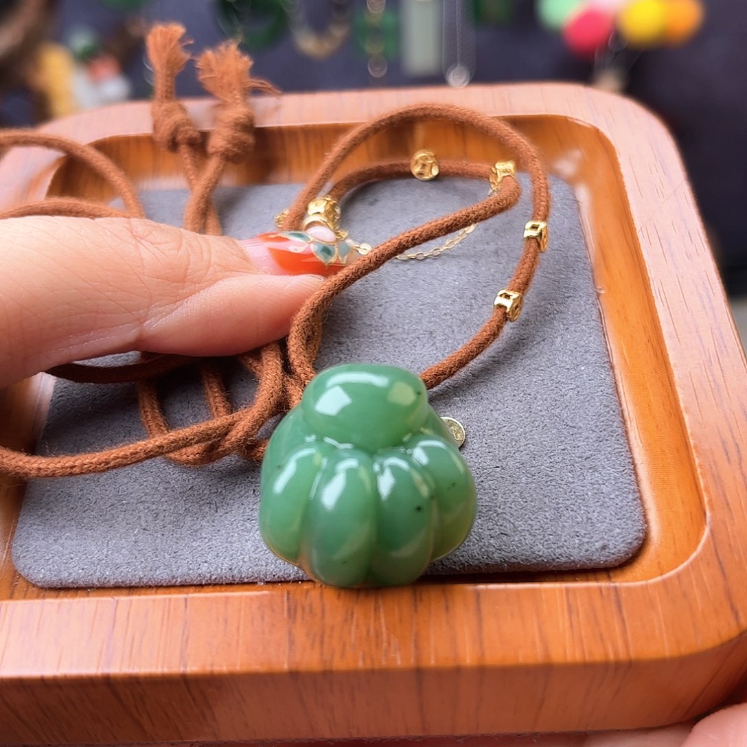 颈饰未镶嵌和田玉飞*