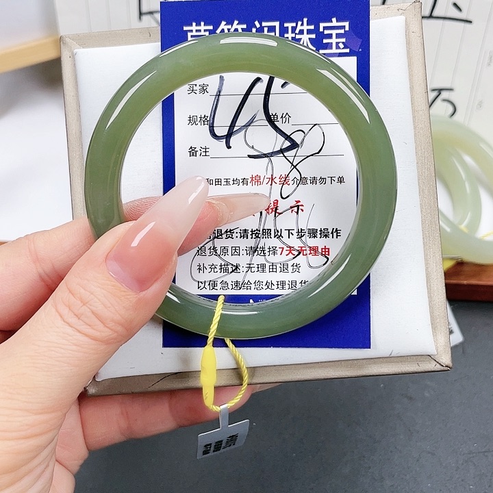 和田玉手镯未镶嵌