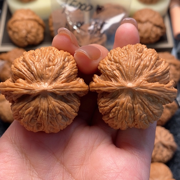文玩核桃把件野生红宝石40