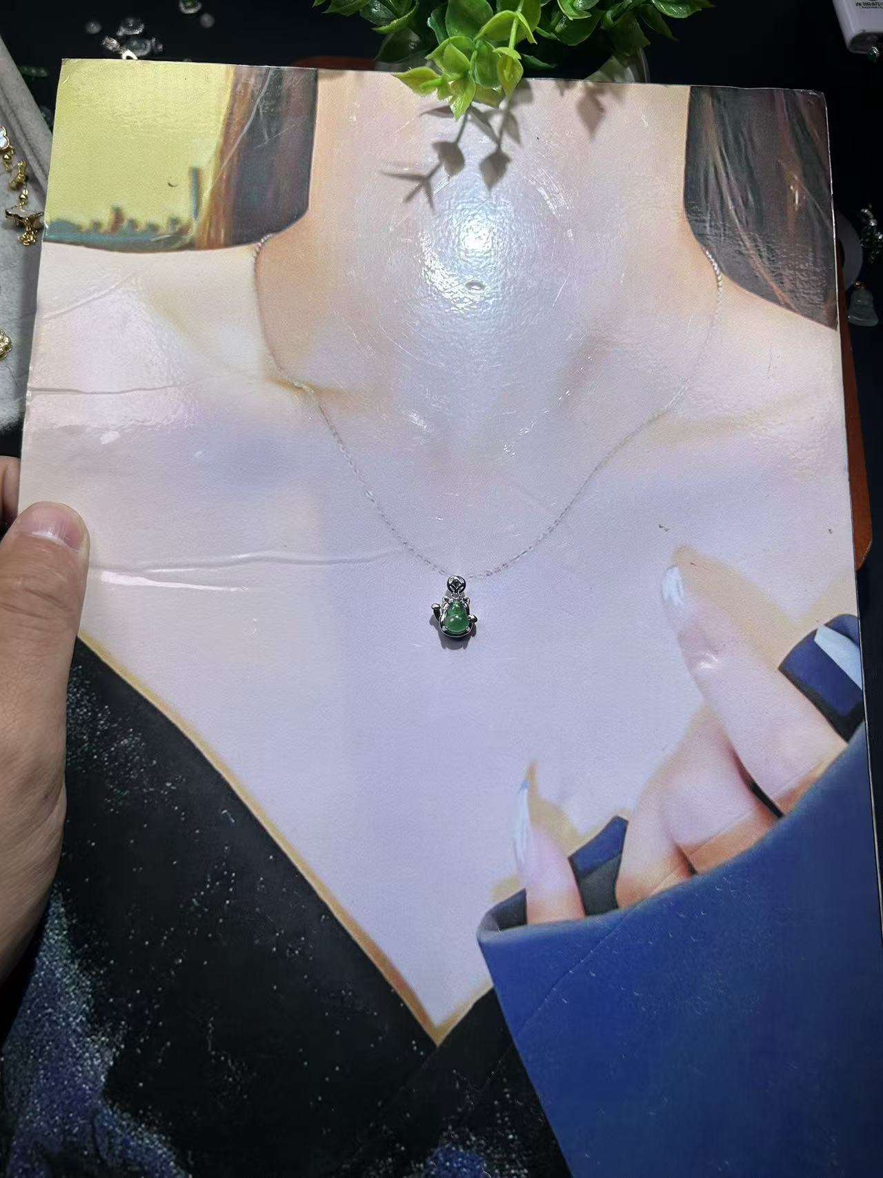 A货翡翠满绿葫芦搭配小猫镶嵌吊坠