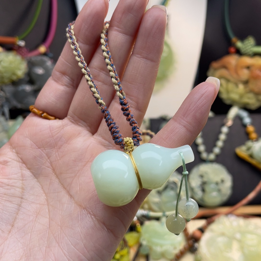 蛇纹石玉未镶嵌颈饰