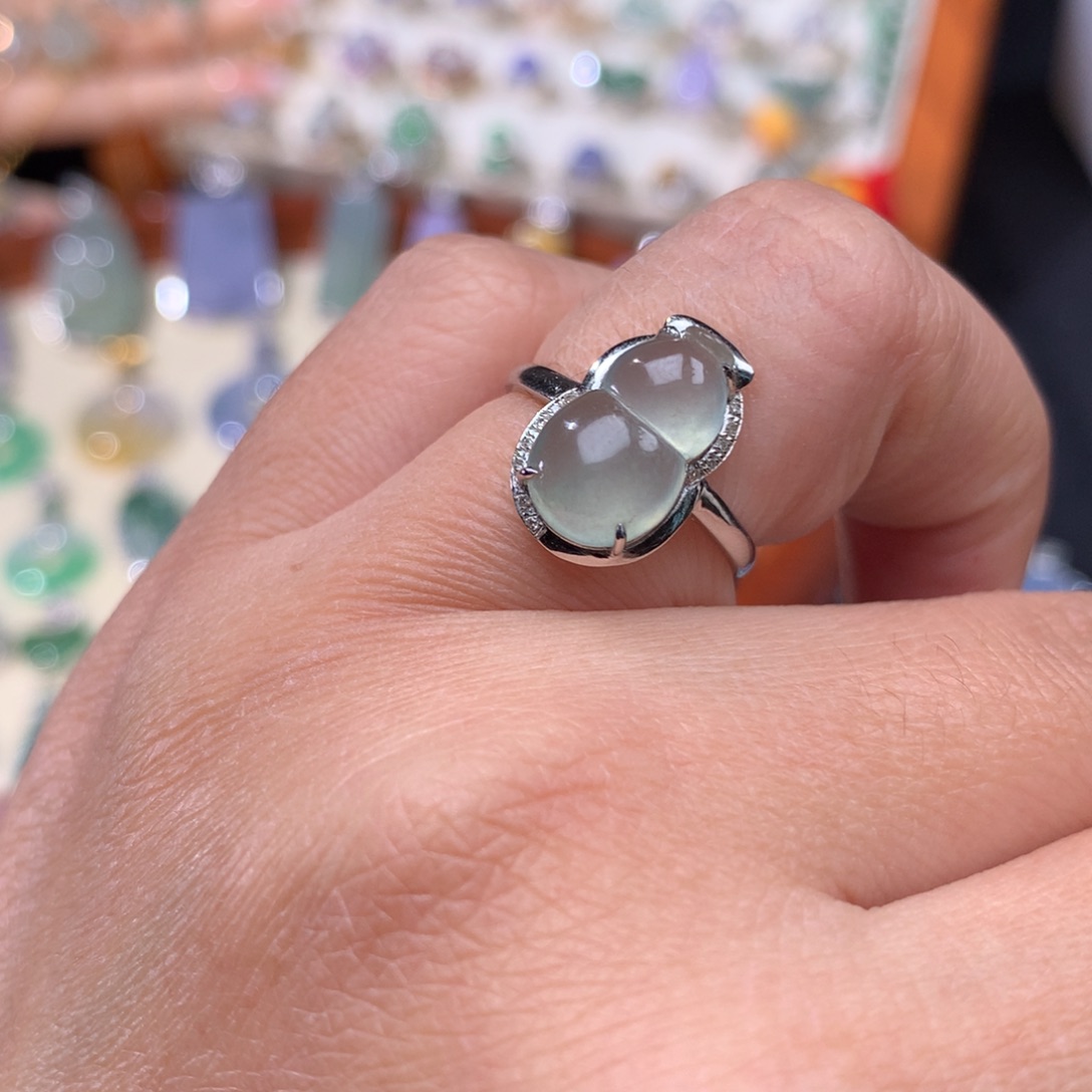 18K金镶嵌戒指翡翠葫芦戒指