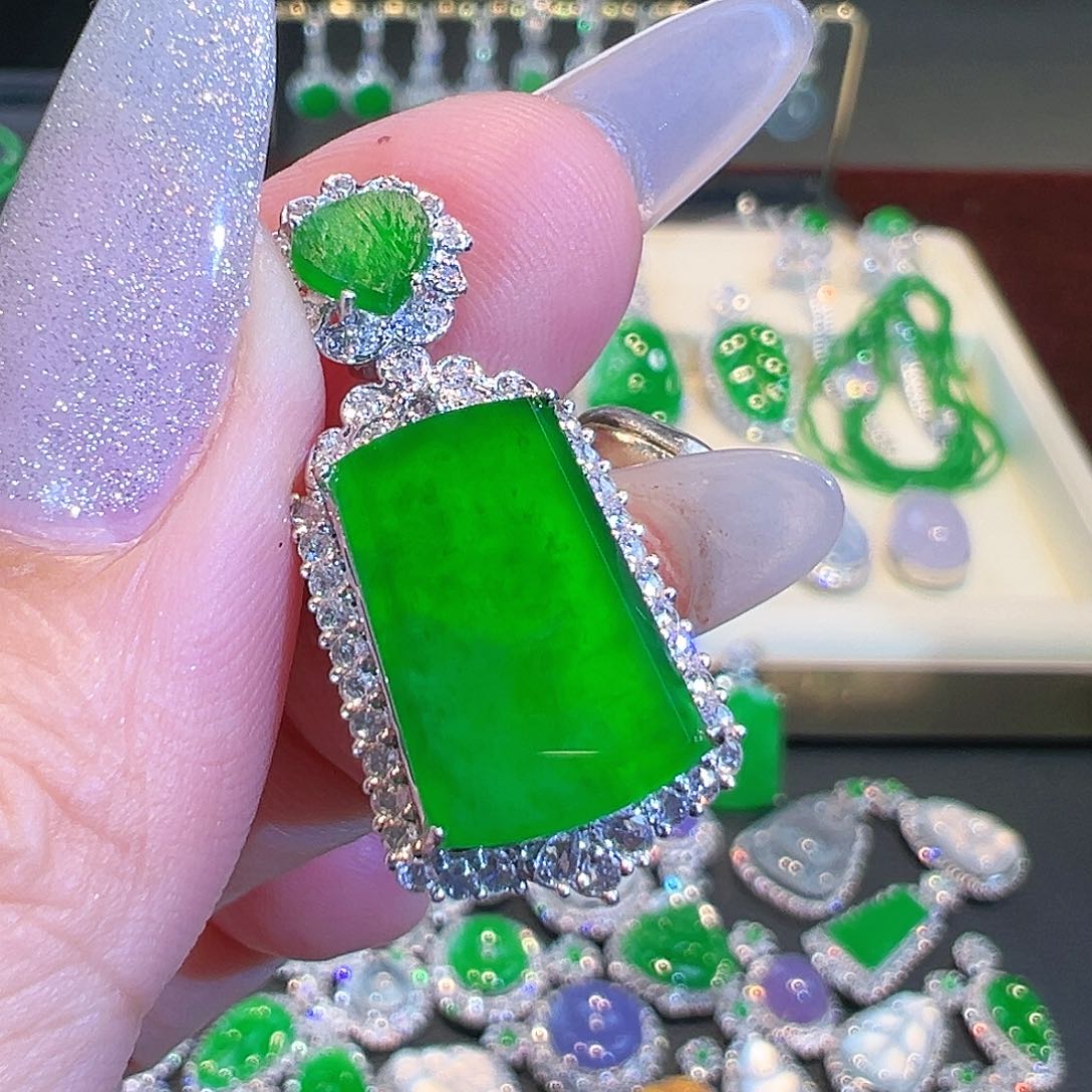 翡翠吊坠(不含链)18K金镶嵌翡翠