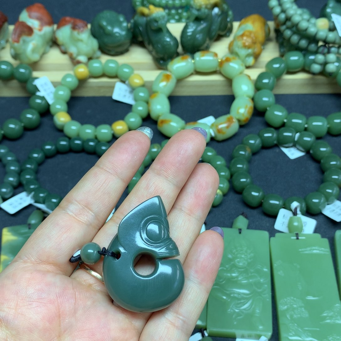 岫岩老玉（透闪石质玉）颈饰未镶嵌