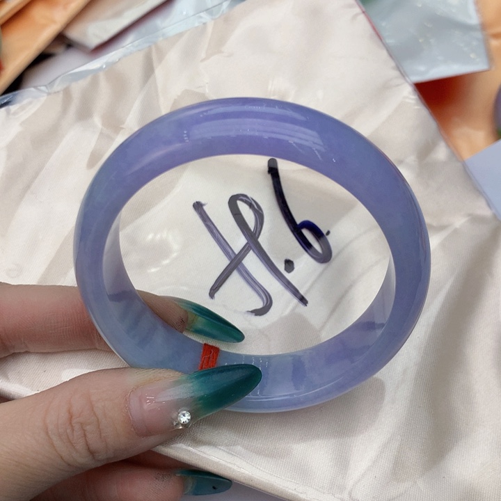 翡翠手镯未镶嵌翡翠手镯