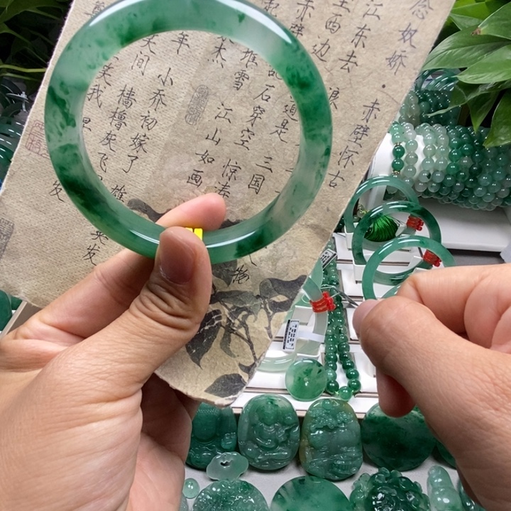未镶嵌手镯石英质玉