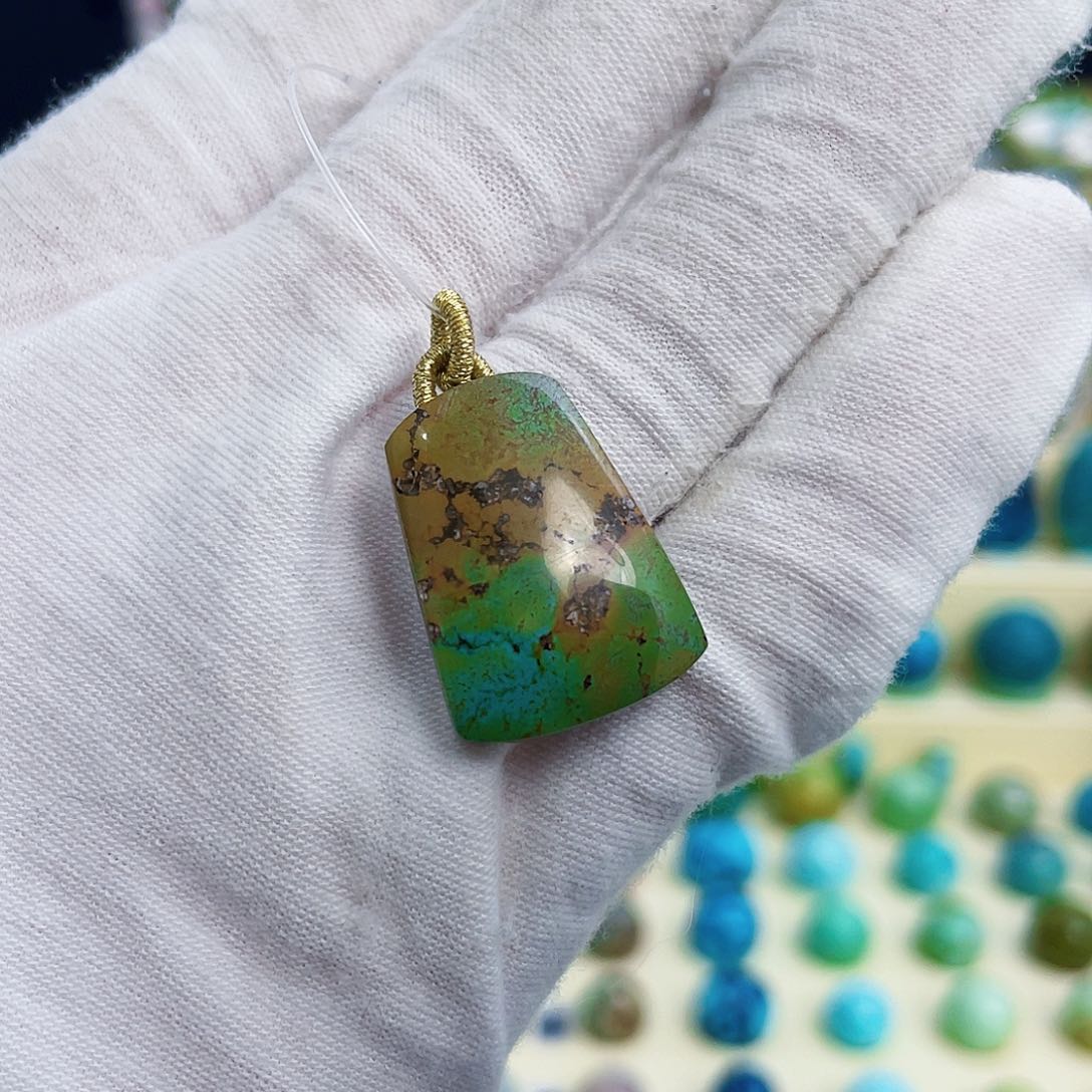 绿松石未镶嵌颈饰