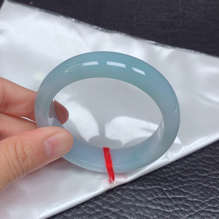 翡翠手镯未镶嵌。