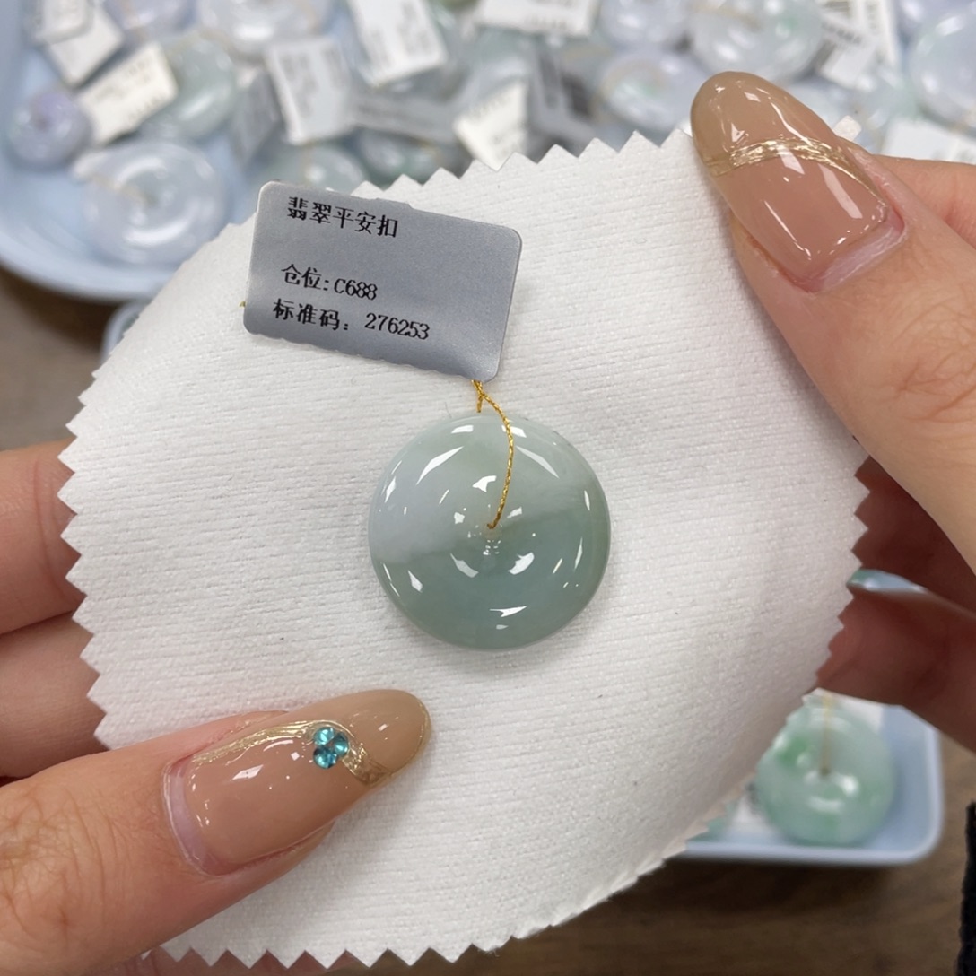 翡翠未镶嵌颈饰平安扣