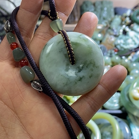 透闪石-蛇纹石玉颈饰未镶嵌