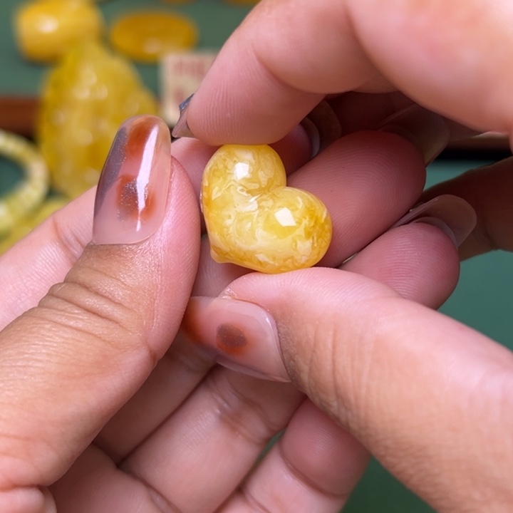 蜜蜡未镶嵌珠宝奇石