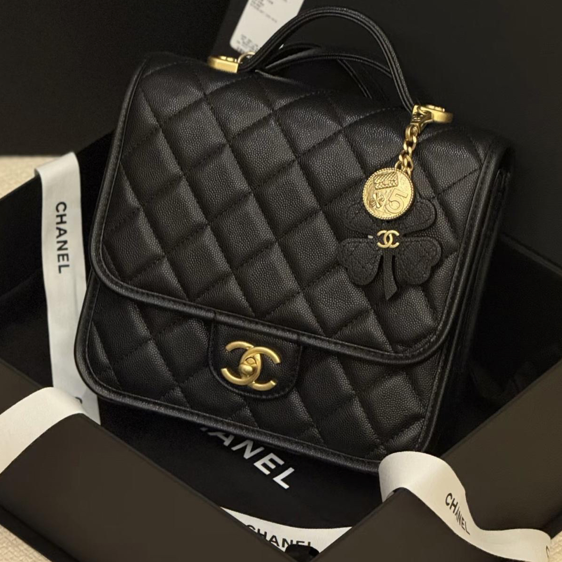 99新 Chanel/香奈儿 壹臻/25B黑金四叶草徽章邮差双肩包69015501