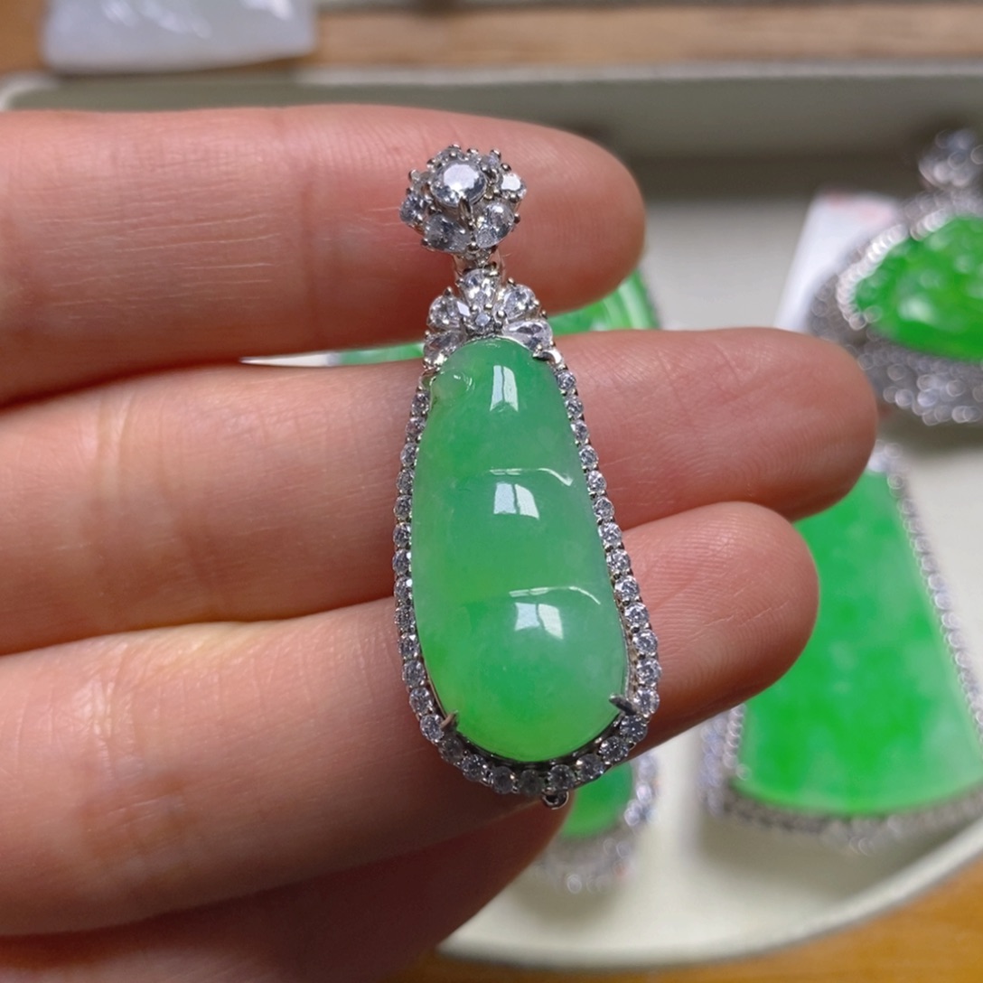 翡翠颈饰银S925镶嵌温*福豆吊坠