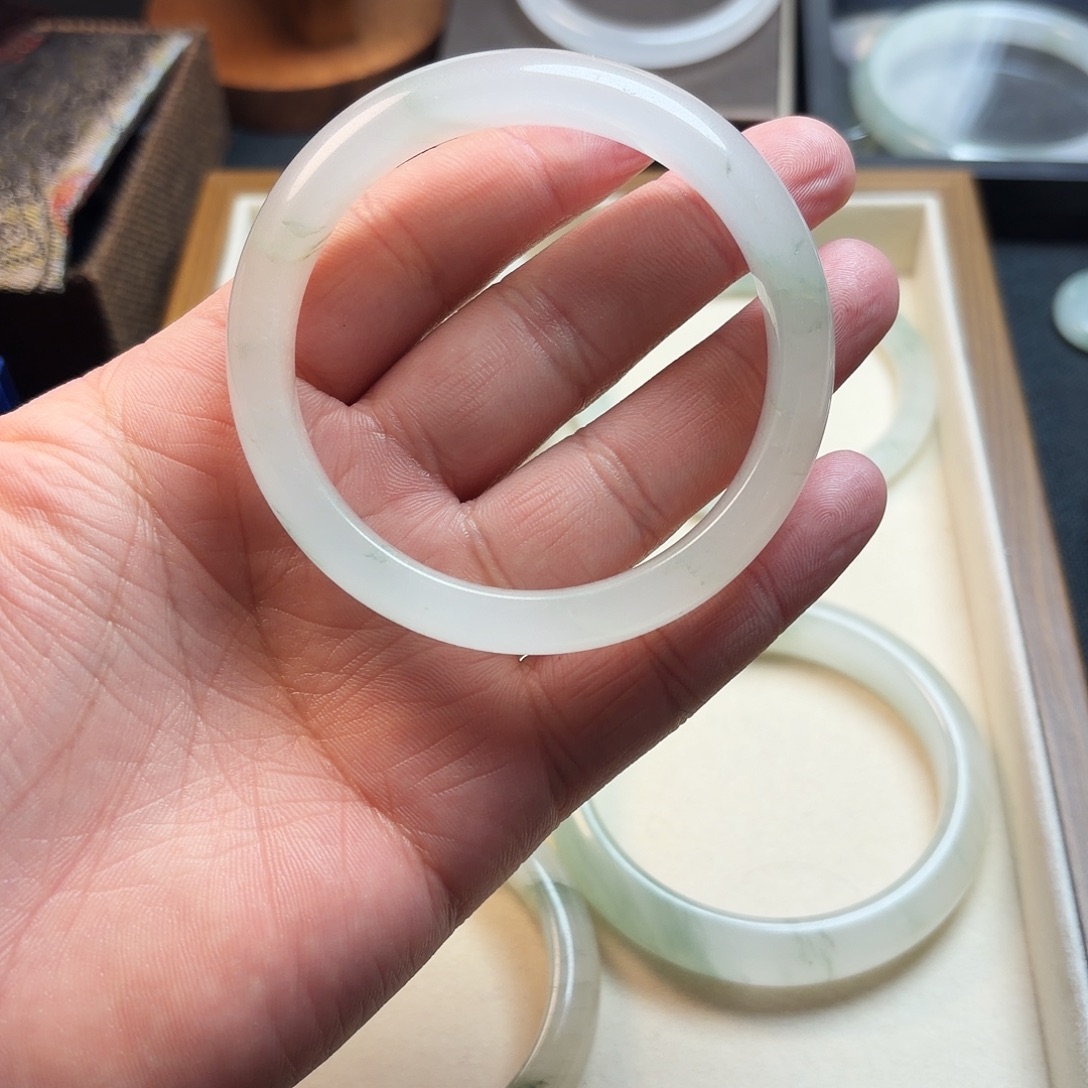 石英质玉（天山翠）未镶嵌手镯棉点