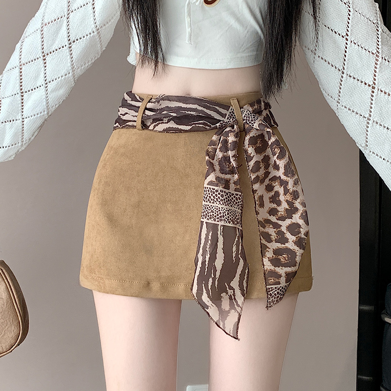 洋气衣服女复古辣妹鹿皮绒配丝巾设计感高腰修身显瘦百搭半身裙女
