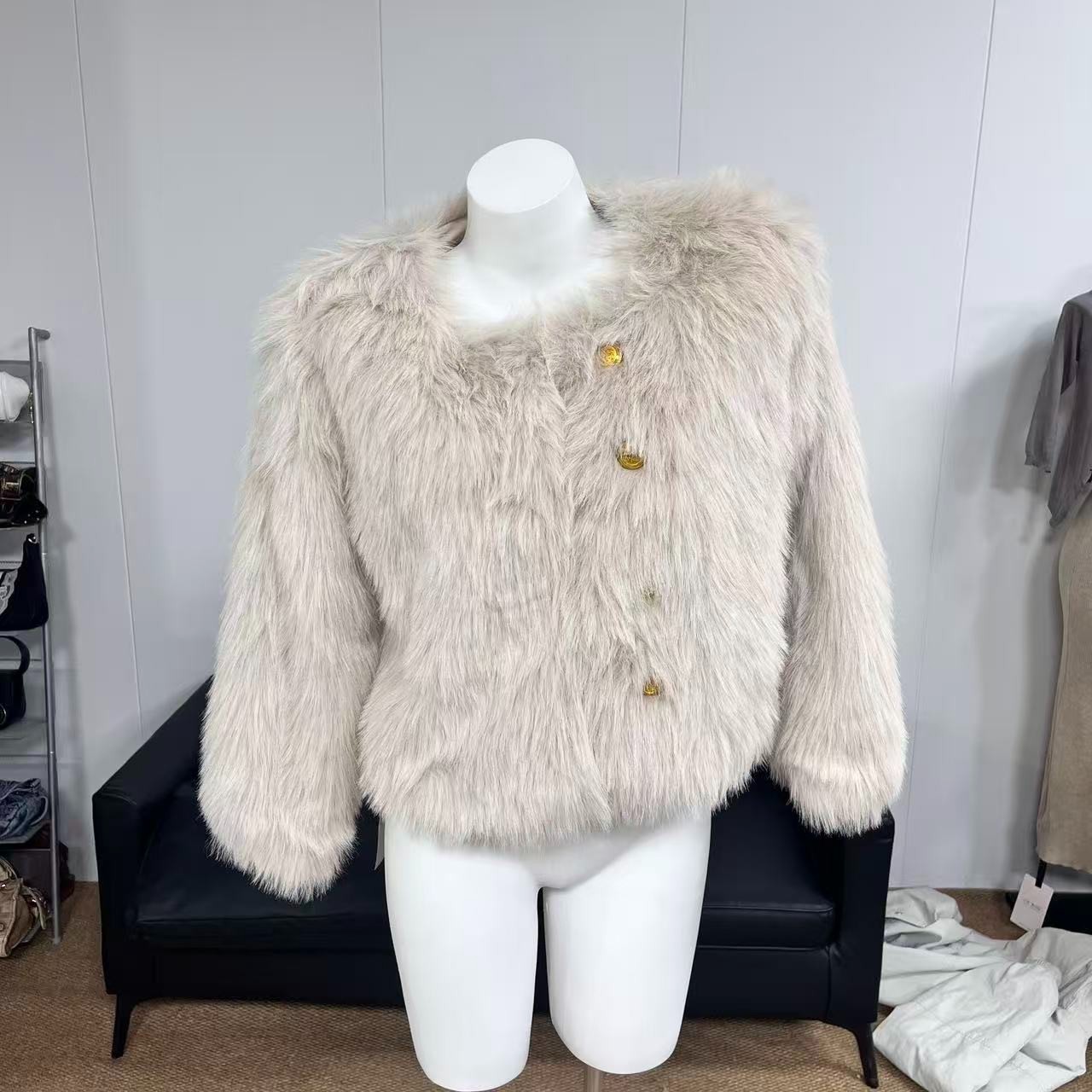 胖鹅张~”掉毛！！“单边装饰名媛气质圆领隐形勾扣短款毛毛外套#2869