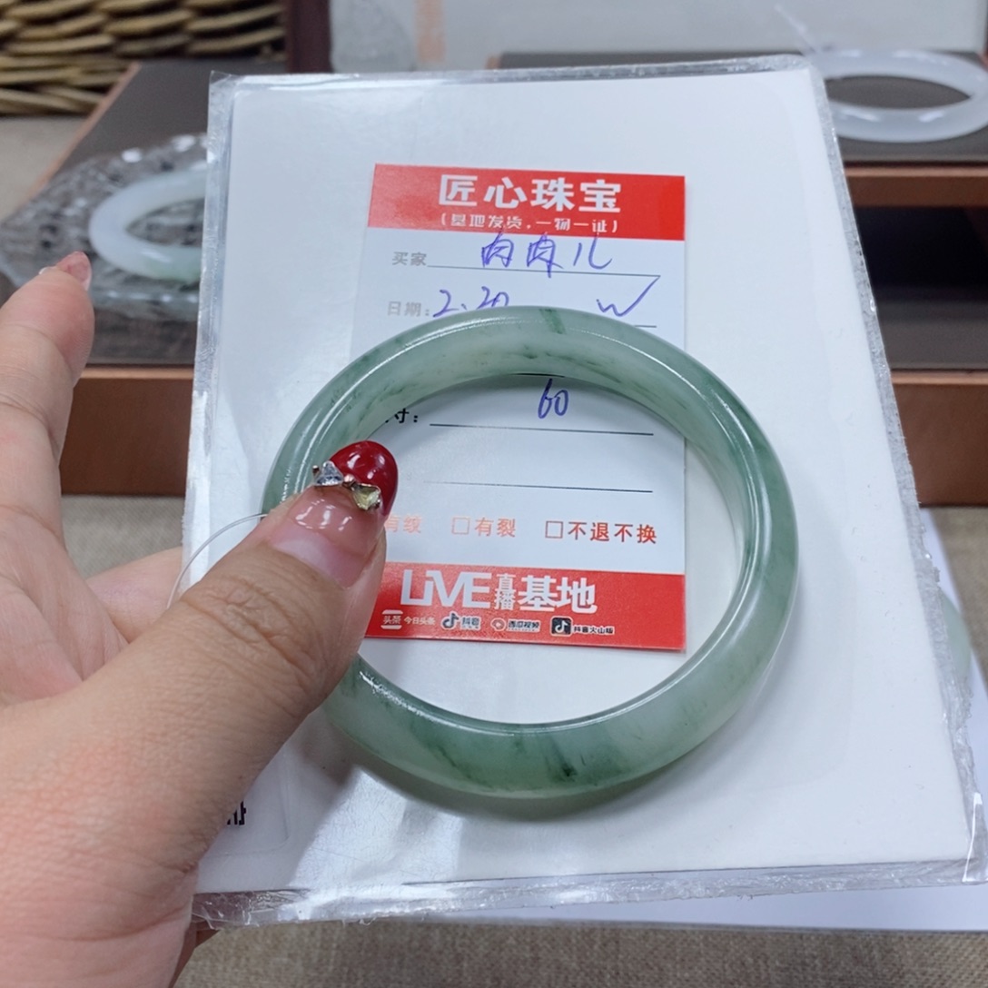 石英质玉手镯未镶嵌肉*儿