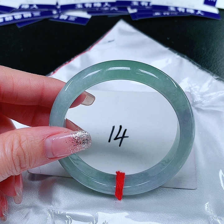 翡翠手镯未镶嵌翡翠手镯未镶嵌