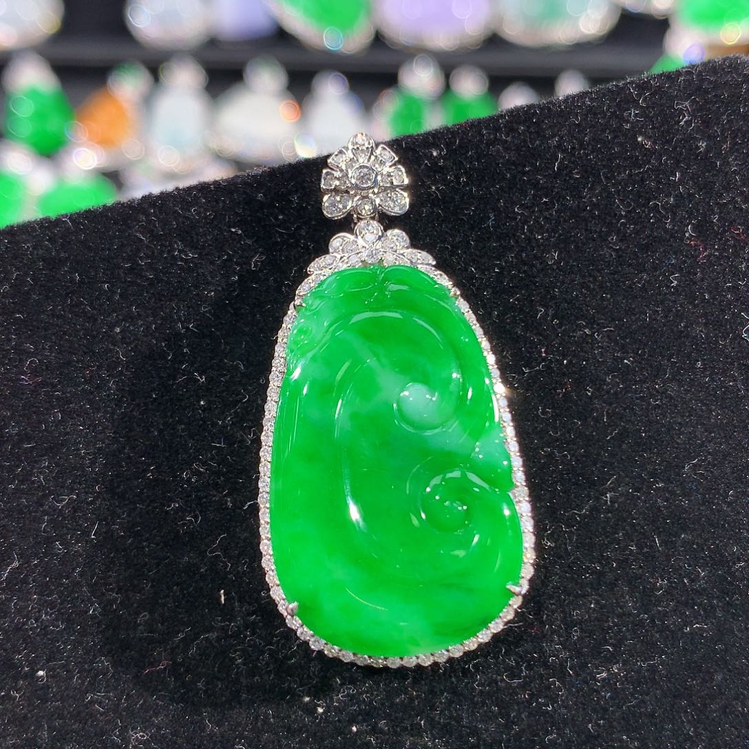 翡翠18K金镶嵌颈饰